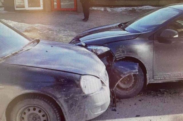 В Саратове Renault разбил LADA Priora на встречке