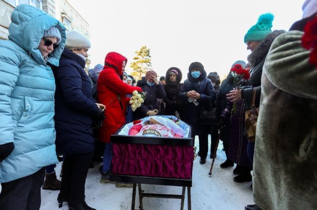 Снег похоронит. В Новосибирске простились. Простились с новосибирцами. Похороны девочки зимой.