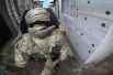 Сотрудники ФСБ РФ во время спецоперации в Махачкале по ликвидации боевика, планировавшего теракт.