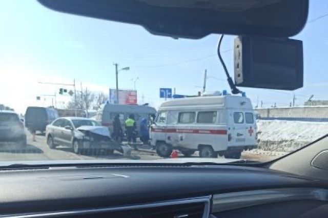 В Ульяновске медицинский уазик врезался в иномарку, пострадали три человека