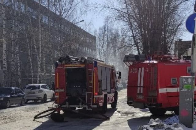 В Екатеринбурге в здании НИИ вспыхнул крупный пожар