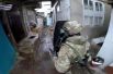 Сотрудники ФСБ РФ во время спецоперации в Махачкале по ликвидации боевика, планировавшего теракт.