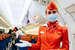 Милые девушки в красном выглядели празднично.
