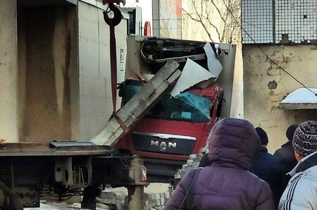 На улице Кирова не вписавшаяся в проезд фура разрушила арку между домами