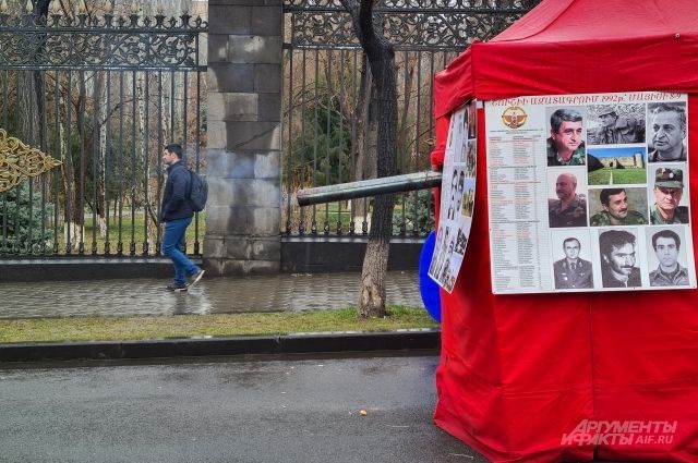 Палатка со снимками и списками погибших в Карабахе, такие сейчас вывешивают везде.