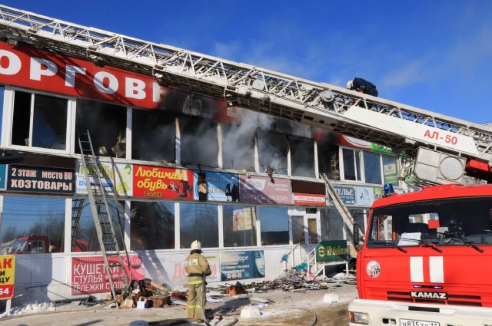 Пожар в торговом центре в Сыктывкаре.