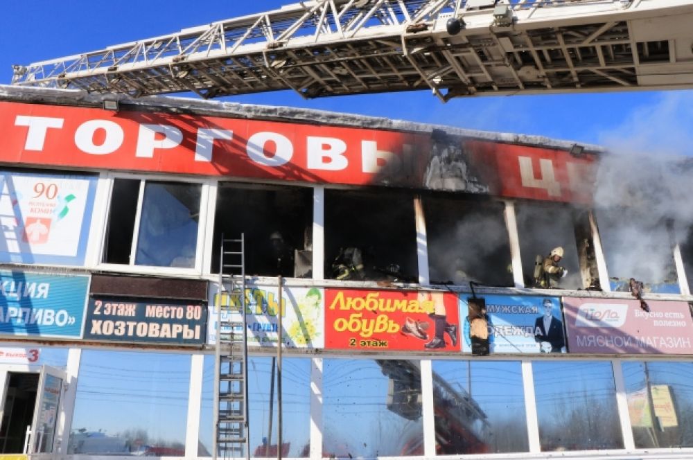 Пожар в торговом центре в Сыктывкаре.