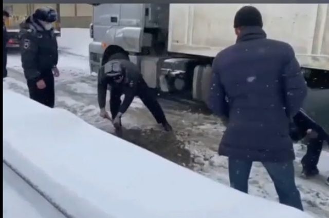 Полицейские помогли дальнобойщикам в Дагестане выбраться из снежного плена