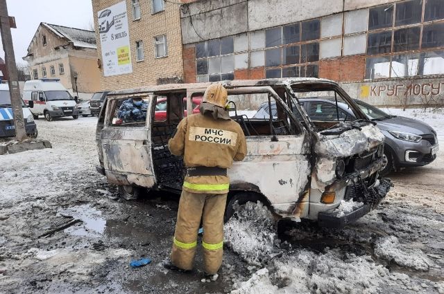 Микроавтобус загорелся на ходу в Смоленске