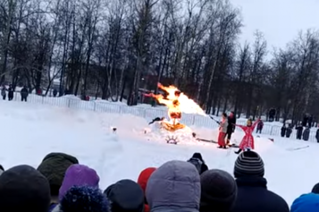В Нижегородской области чучело Масленицы сожгли из огнемета