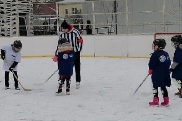 Соревнования по хоккею с мячом провели в Туле