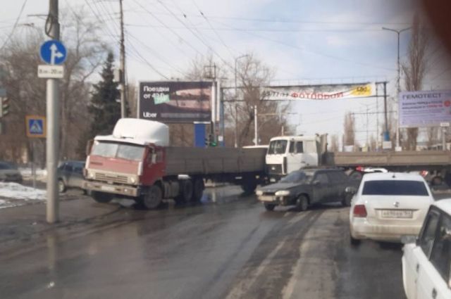 Два грузовика и ВАЗ перекрыли движение в Саратове из-за ДТП