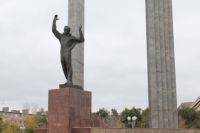 В Оренбурге памятник Юрию Гагарину и ротонду в сквере Ленина отремонтируют за 7,6 млн рублей.