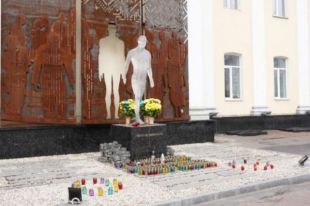 В Житомире повредили памятник Героям Небесной Сотни.