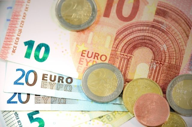 Курс евро впервые с августа прошлого года опустился до 87 рублей