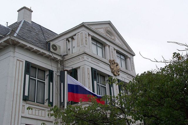 Посол РФ заявил, что россияне не пострадали в ходе беспорядков в Гааге