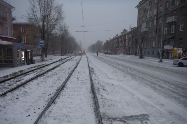 За две ночи с трамвайных путей в Омске вывезли 225 кубометров снега