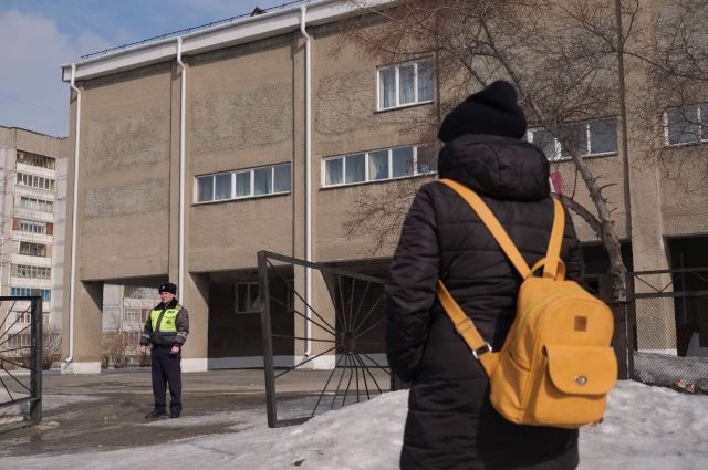О минировании школы в Пскове сообщили подростки из Дно