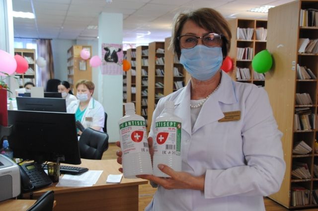 Депутат Госдумы подарил поликлинике Новосибирска тысячи масок и антисептик