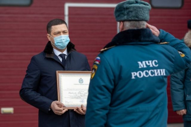 Ведерников наградил сотрудников МЧС за ликвидацию последствий непогоды