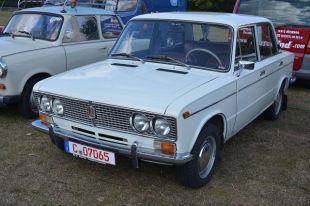 Белый «ВАЗ-2103». Автомобиль такого же цвета и марки когда-то принадлежал Борису Немцову.