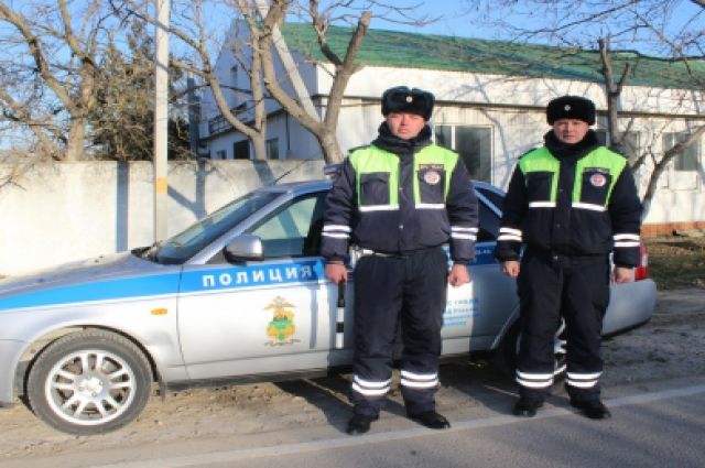 На трассе Новороссийск-Керчь полицейские помогли потушить горящий КамАЗ