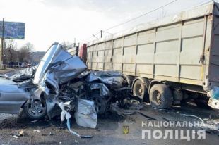 В Одесской области легковушка врезалась в грузовик: погибло два человека.