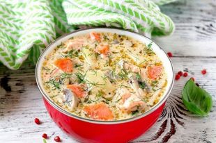 Вкусно и сытно: рецепт сырного супа с форелью и грибами