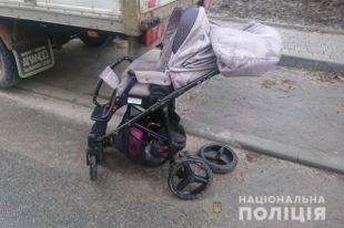 В Тернополе автомобиль сбил коляску с полуторагодовалым ребенком.