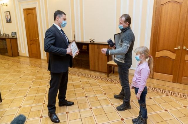 Михаил Ведерников поблагодарил спасшего тонущих подростков псковича