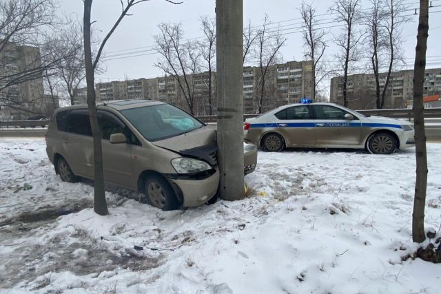 В Хабаровске мужчина умер за рулем и врезался в столб