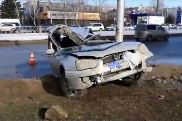 Иномарка в Ставрополе врезалась в бетонный столб, водитель в реанимации