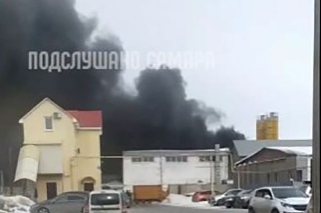 В Самаре на стошке загорелось 2-этажное производственное здание на Утёвской