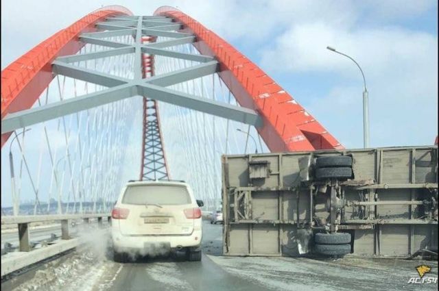 В Новосибирске перевернулся грузовик на Бугринском мосту