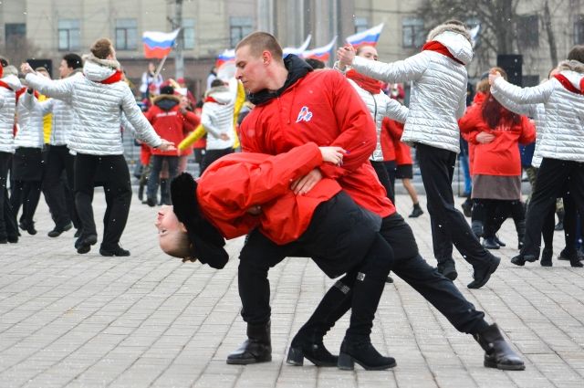 71 пара станцевала Севастопольский вальс на площади Победы в Туле