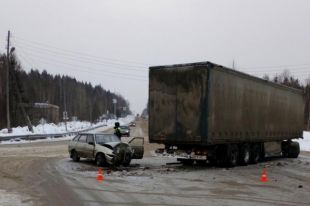 В результате ДТП водитель легкового автомобиля получил серьёзные травмы, его отвезли в больницу.