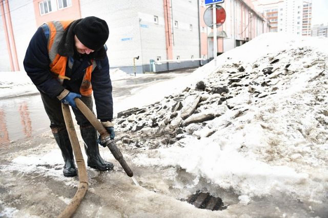 В Ярославле на Чернопрудной улице прочистили ливневые колодцы