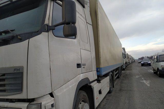 На дорогах Осетии стоят около 2000 большегрузов, ожидая проезда через границу с Грузией