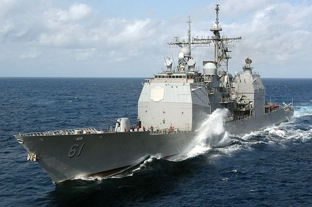 ВМФ России наблюдает за крейсером США, который зашёл в Черное море
