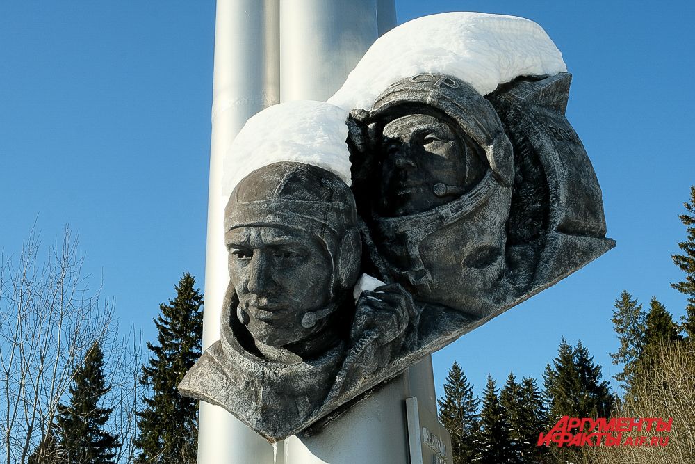 Памятный комплекс в честь космонавтов Беляева и Леонова в Усолье.