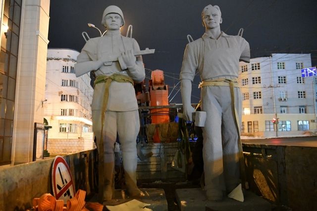 Скульптуры рабочего и солдата вернули драмтеатру в Ижевске