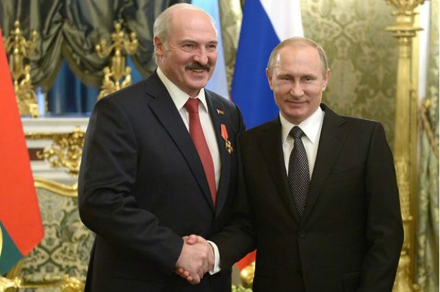 В Сочи Путин получил в подарок от Лукашенко белорусские деликатесы