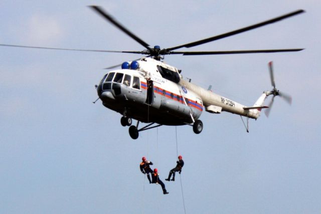Рыбаков вертолетами снимают с дрейфующей льдины под Петербургом