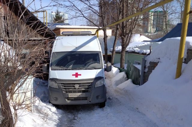 Тракторы вытаскивали скорую из снега в частном секторе Новосибирска