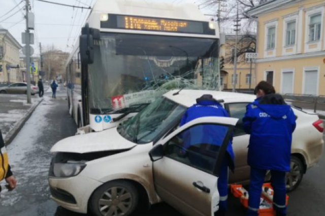 В Саратове автобус №11 протаранил легковушку с пенсионеркой