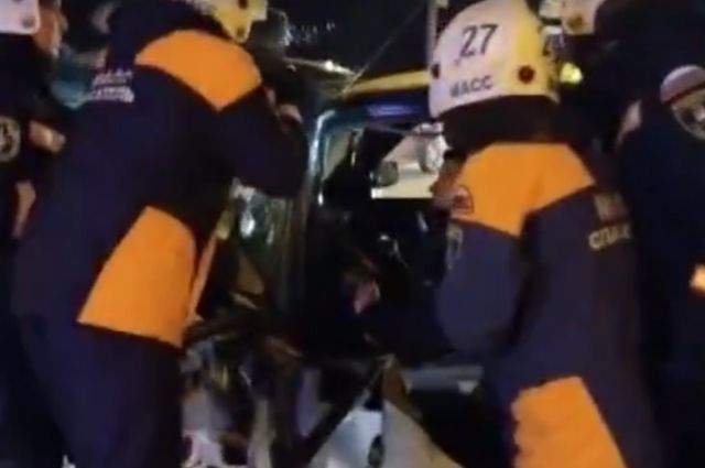 Видео: спасатели достали из авто пострадавшего в ДТП у моста в Новосибирске