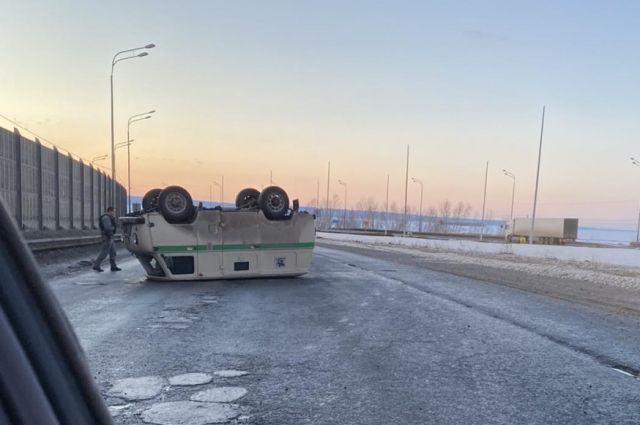 В Ульяновске на мосту через Волгу перевернулся инкассаторский УАЗ