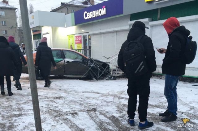 Автомобиль протаранил торговый павильон в Новосибирске