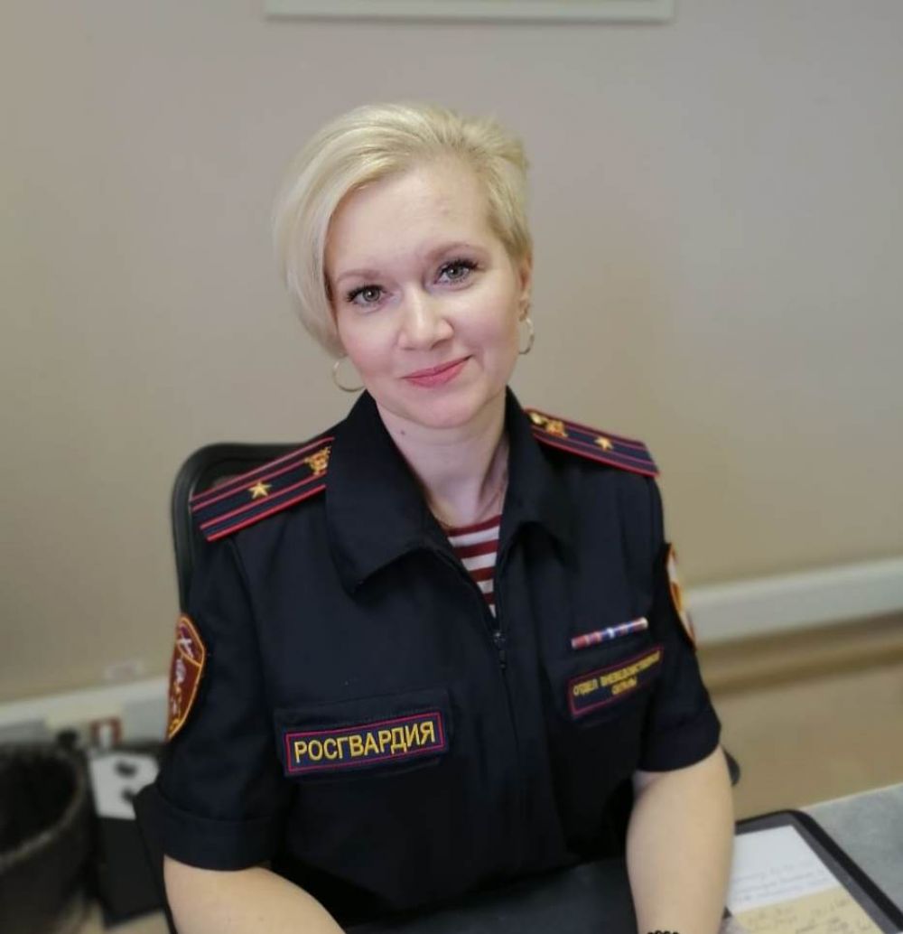 Присекару Елена, майор полиции, начальник отделения кадров отдела вневедомственной охраны по Киришскому району Ленинградской области. О своем выборе: «В определенный момент своей жизни я решила, что должна продолжить дело своего дяди. Раньше я воспитывала детей в детском саду, а теперь в мои обязанности входит воспитание росгвардейцев! Служба в Росгвардии держит меня в тонусе!».