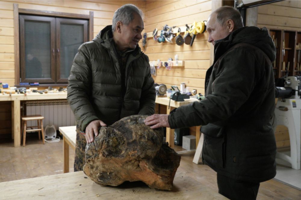 Министр обороны мастерит поделки.